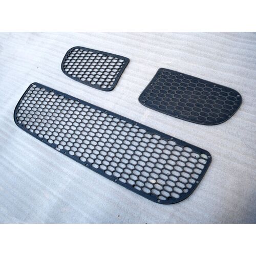 Vonard customs Решетки в бампер R32 JOM 1J1807103JRS для VW Golf 4 (для 1,8t) - Под покраску черный матовый, VW-G4-R32-JOM-grilles-CNC-TURBO